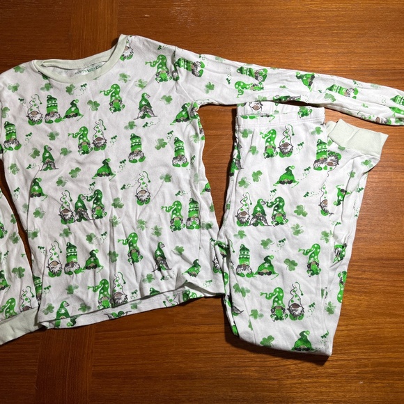 Burt's Bees Kids St. Patrick's Day Shamrock Gnomes Pajama Set White Green 10 - Picture 1 of 2